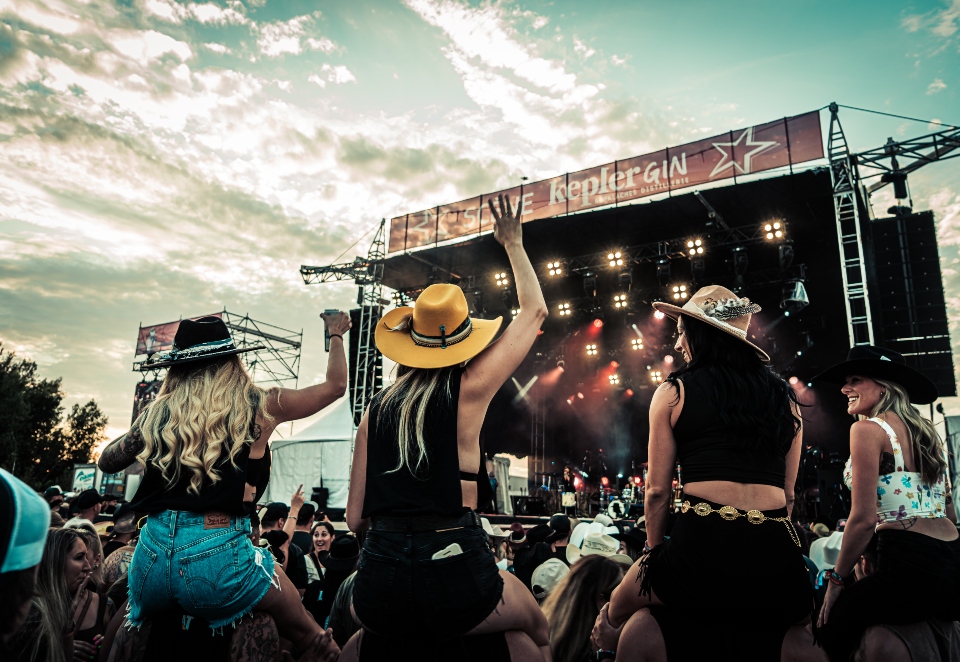 girl shoulder stage-fcl2024